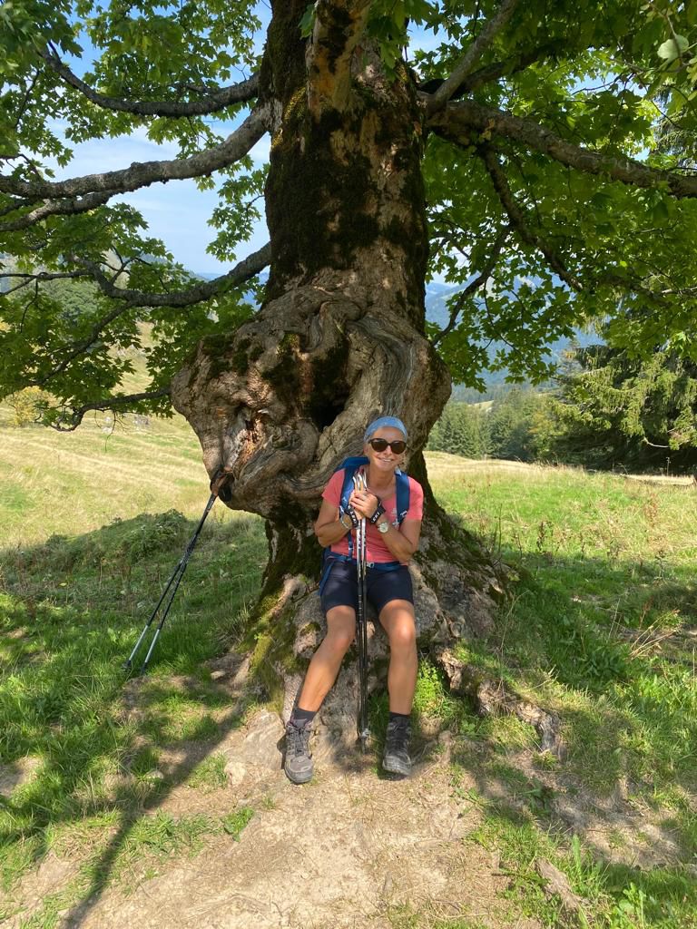 Jette am Baum auf Wanderung